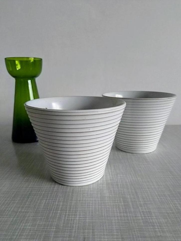 Twee mooie vintage ADCO blowmpotten - zachtwit glazuur, Tuin en Terras, Bloempotten, Gebruikt, Aardewerk, Binnen, Minder dan 40 cm