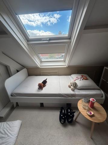 Mooi wit meidenbed van Woood