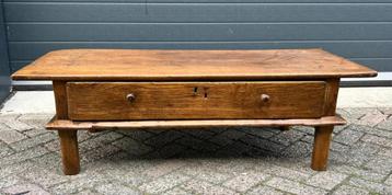 Antieke eikenhouten salontafel met brede lade beschikbaar voor biedingen
