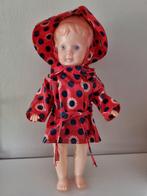 Vintage Wildebras popje met lak regenjas en regenhoedje, Ophalen of Verzenden, Gebruikt, Pop