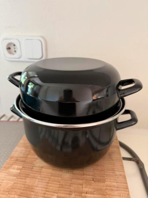Mosselpan zwart 22cm, Huis en Inrichting, Keuken | Potten en Pannen, Zo goed als nieuw, Overige typen, Overige materialen, Ophalen of Verzenden