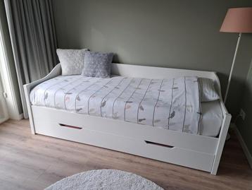 Wit houten bed / bedbank met bedla  beschikbaar voor biedingen