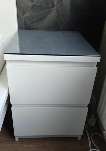 Ikea 2 MALM nachtkastjes met glazen plaat beschikbaar voor biedingen