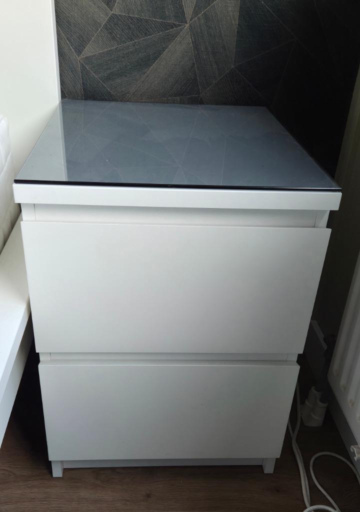 Ikea 2 MALM nachtkastjes met glazen plaat, Huis en Inrichting, Slaapkamer | Nachtkastjes, Gebruikt, Minder dan 55 cm, Minder dan 45 cm