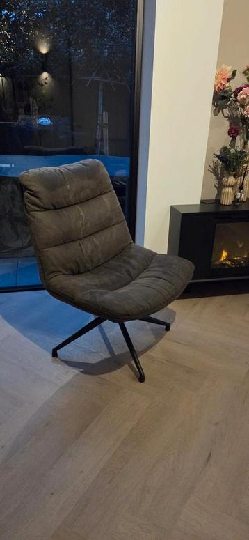 Grijze design stoel - z.g.a.n. - moet zsm weg beschikbaar voor biedingen