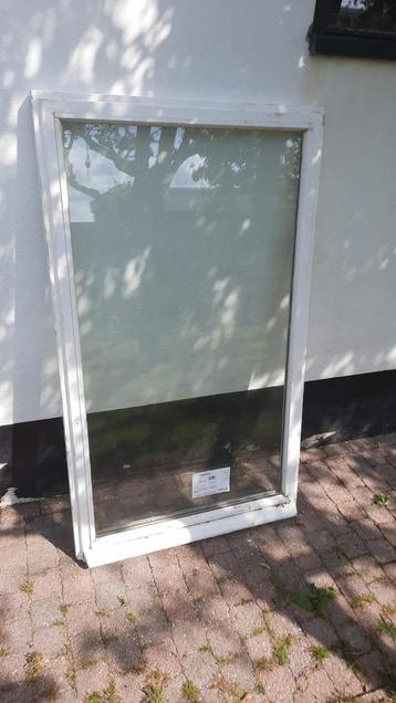 Nieuw kozijn met scharnieren en HR ++ glas beschikbaar voor biedingen