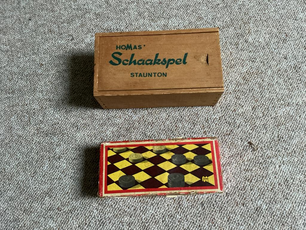 Een complete set  van dam en schaakstenen., Hobby en Vrije tijd, Gezelschapsspellen | Bordspellen, Ophalen of Verzenden, Gebruikt