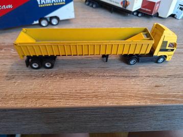 Vrachtwagen met kipperbak  beschikbaar voor biedingen