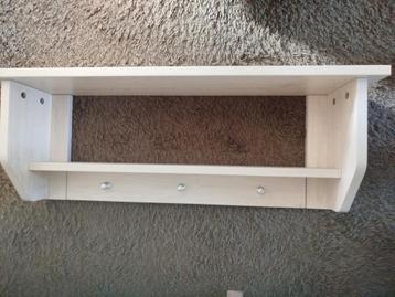 Houten wandrek met haken beschikbaar voor biedingen