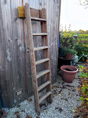 Vintage houten uitschuif ladder beschikbaar voor biedingen