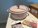 Staub Sorbet Roze 24cm Nieuw met 2 Foutjes, Huis en Inrichting, Keuken | Potten en Pannen, Kookpan of Snelkookpan, Gietijzer, Nieuw
