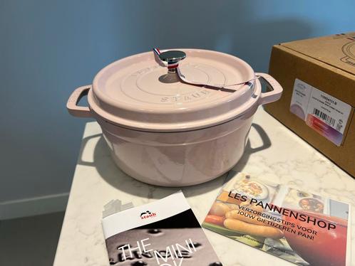 Staub Sorbet Roze 24cm Nieuw met 2 Foutjes, Huis en Inrichting, Keuken | Potten en Pannen, Nieuw, Kookpan of Snelkookpan, Gietijzer