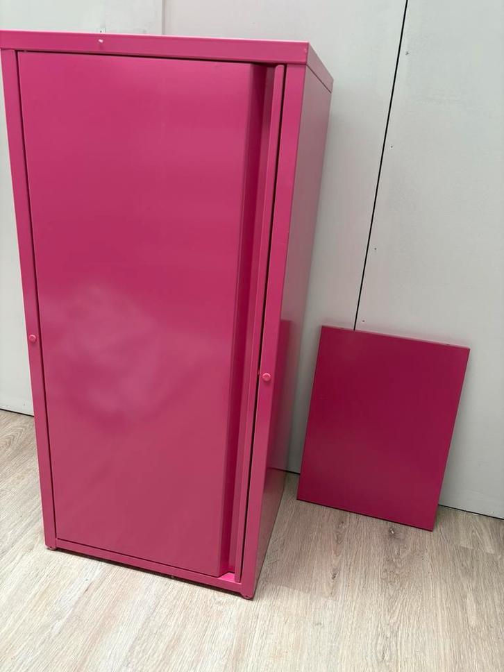 Roze metalen kast, Huis en Inrichting, Kasten | Overige, Zo goed als nieuw, Ophalen