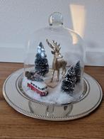 Stolp met vw spijlbus met kerstboom in sneeuw, Ophalen