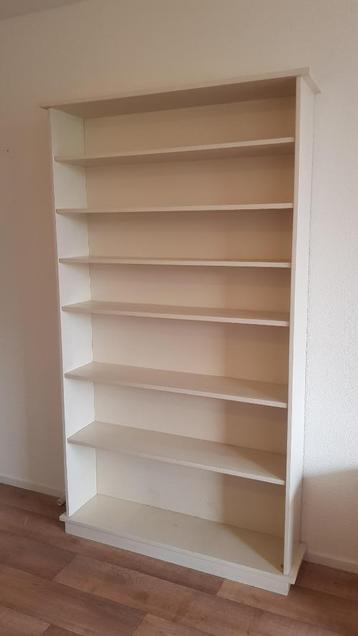 Degelijke witte boekenkast beschikbaar voor biedingen