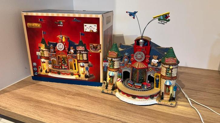 Lemax Tim’s Trains & Hobbys #25414 (defect, zeldzaam), Diversen, Kerst, Gebruikt, Ophalen of Verzenden