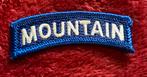 Mountain Tab militaire leger uniform badge naamlint Britse, Ophalen of Verzenden, Zo goed als nieuw, Overige onderwerpen, Speldje of Pin