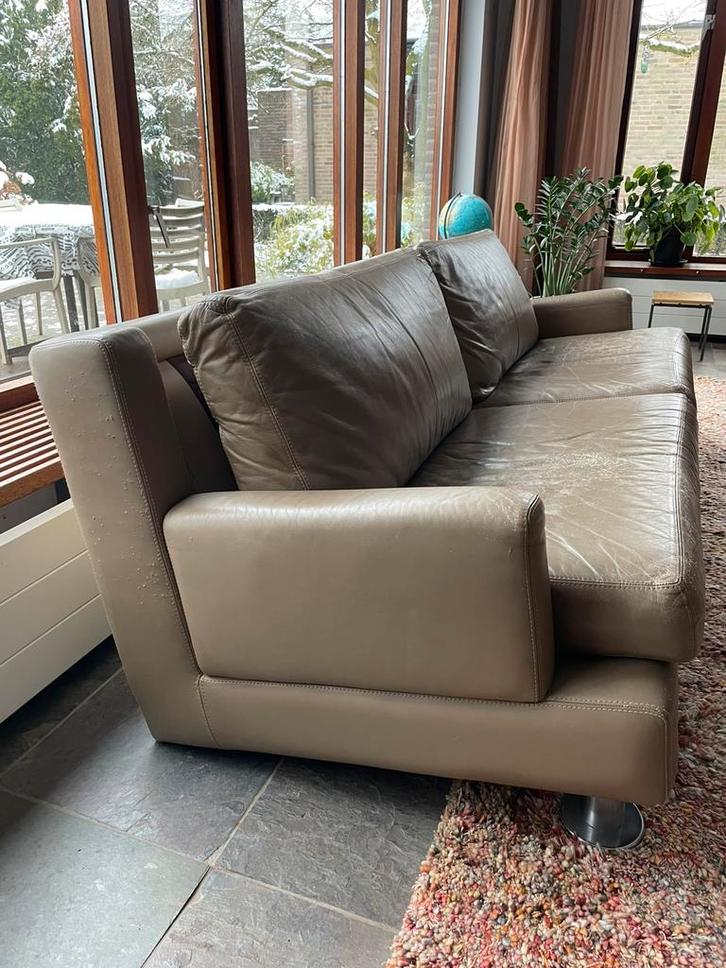 2,5 + 3 Artifort banken taupe leer (opknappers), Huis en Inrichting, Banken | Sofa's en Chaises Longues, Gebruikt, 75 tot 100 cm