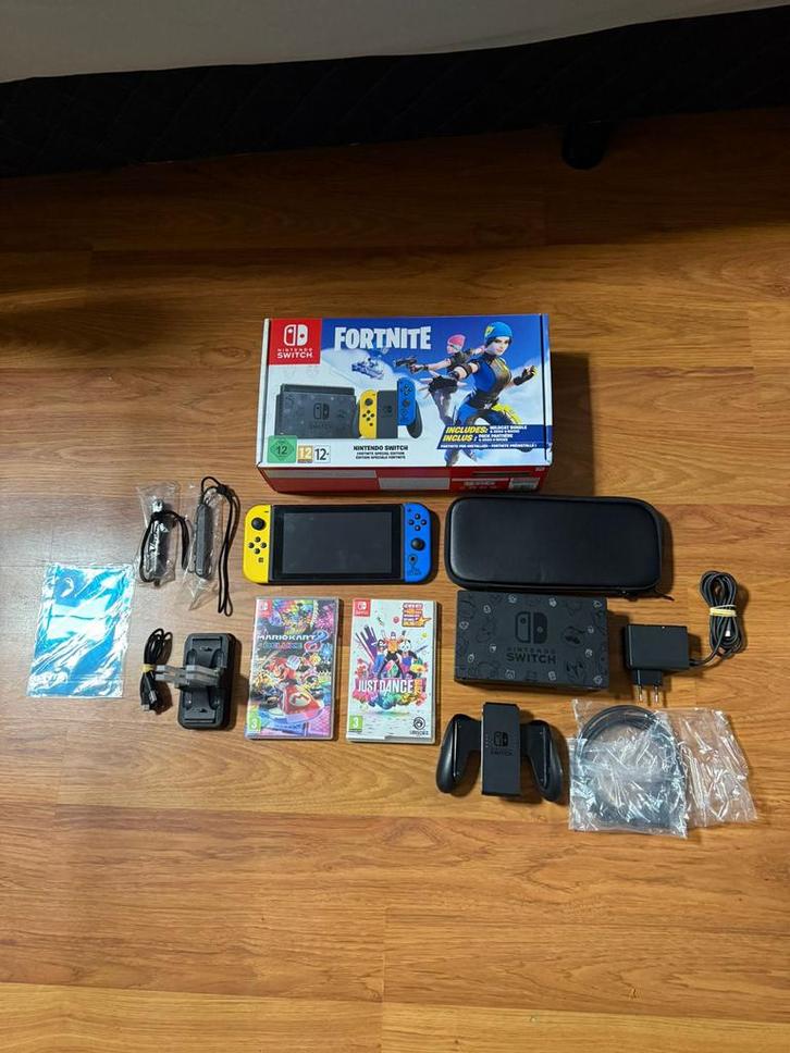 Nintendo Switch V2 Fortnite + Mario Kart 8 Deluxe & Meer!, Spelcomputers en Games, Games | Nintendo Switch, Zo goed als nieuw