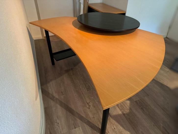 Beuken design bureau met draaibaar plateau, Huis en Inrichting, Bureaus, Gebruikt, Bureau, Ophalen