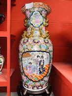 Mega grote Chinese vaas op voetstuk, Ophalen, A, A, A