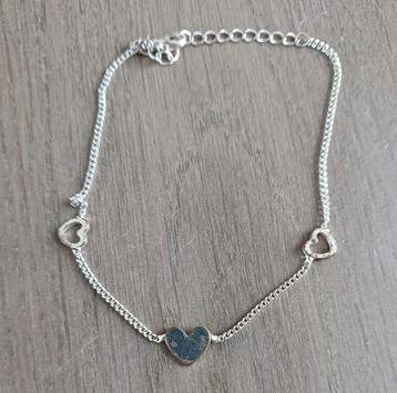 Zilverkleurig armbandje met hartjes beschikbaar voor biedingen