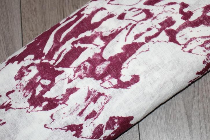 100% katoen stof / lijkt op hydrofiel wit paars design #3741, Hobby en Vrije tijd, Stoffen en Lappen, Nieuw, Katoen, 120 cm of meer