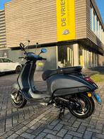 Vespa primavera 2018 mat grijs, Fietsen en Brommers, Ophalen, Overige modellen, Zo goed als nieuw, Benzine