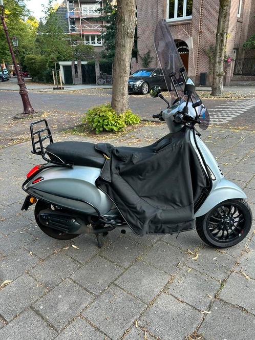 Vespa Sprint Frozen Silver 2021 - 1e eignaar, Fietsen en Brommers, Scooters | Vespa, Zo goed als nieuw, Ophalen