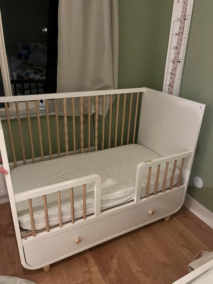 Ikea Myllra Cot + Washable Mattress HIMLAVALV+ 2x protector, Kinderen en Baby's, Babywiegjes en Ledikanten, Zo goed als nieuw