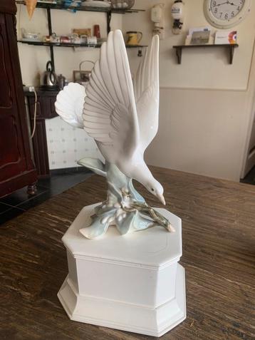 Lladro- Duif op bloesemstronk beschikbaar voor biedingen