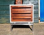 gerenoveerde kast met laden. ouderwets, retro. metalen poten, Ophalen of Verzenden, Zo goed als nieuw, 25 tot 50 cm, Minder dan 100 cm