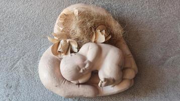 Baby in twee handen - hartvorm - beeld / aardewerk -  25 cm beschikbaar voor biedingen