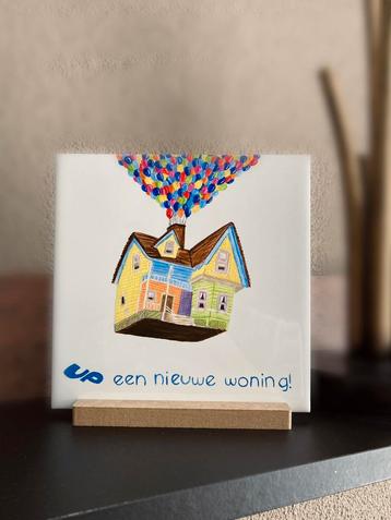 Handbeschilderd tegeltje“op een nieuwe woning” Disney UP beschikbaar voor biedingen