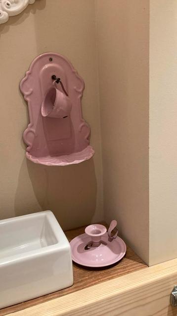 Frans brocante roze emaille: blaker, zeepbakje met kopje, beschikbaar voor biedingen