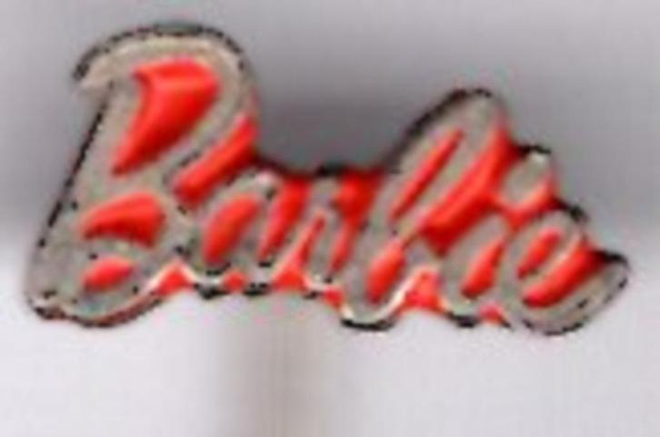 Barbie rood op zilverkleurig poppen speldje ( V_267 ), Verzamelen, Speldjes, Pins en Buttons, Nieuw, Speldje of Pin, Merk, Verzenden