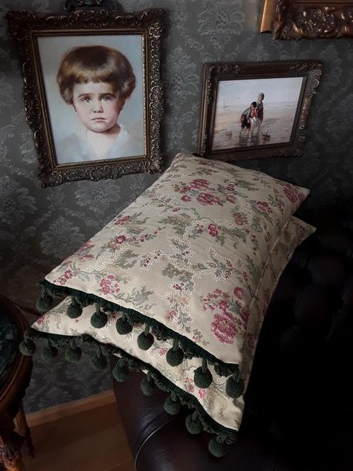 2 Sierkussens in mooie Franse stof., Huis en Inrichting, Woonaccessoires | Plaids en Woondekens, Zo goed als nieuw, Ophalen of Verzenden