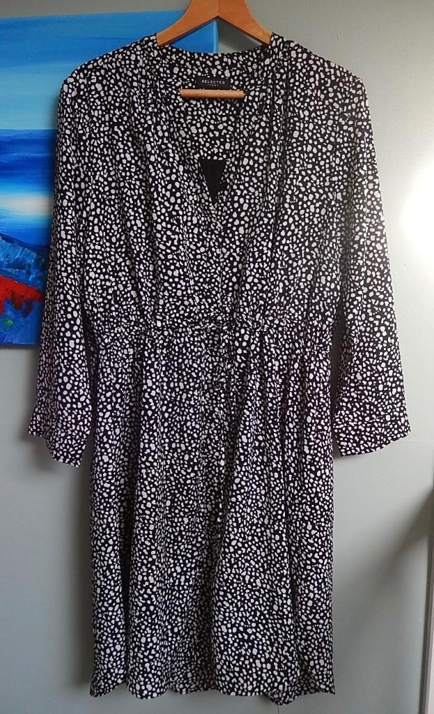 Nieuw jurkje van Selected Femme maat 40, valt als 42, Kleding | Dames, Jurken, Nieuw, Maat 42/44 (L), Overige kleuren, Knielengte