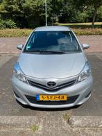 Toyota Yaris 1.0 Vvt-i 5-DRS 2013 Grijs, Auto's, Toyota, 750 kg, Origineel Nederlands, Handgeschakeld, Particulier