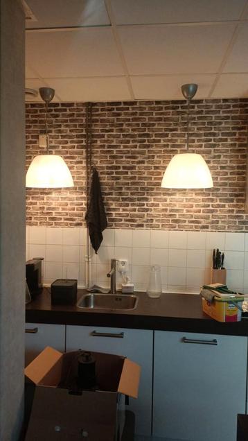 Set van twee lampen met witte glazen kap beschikbaar voor biedingen