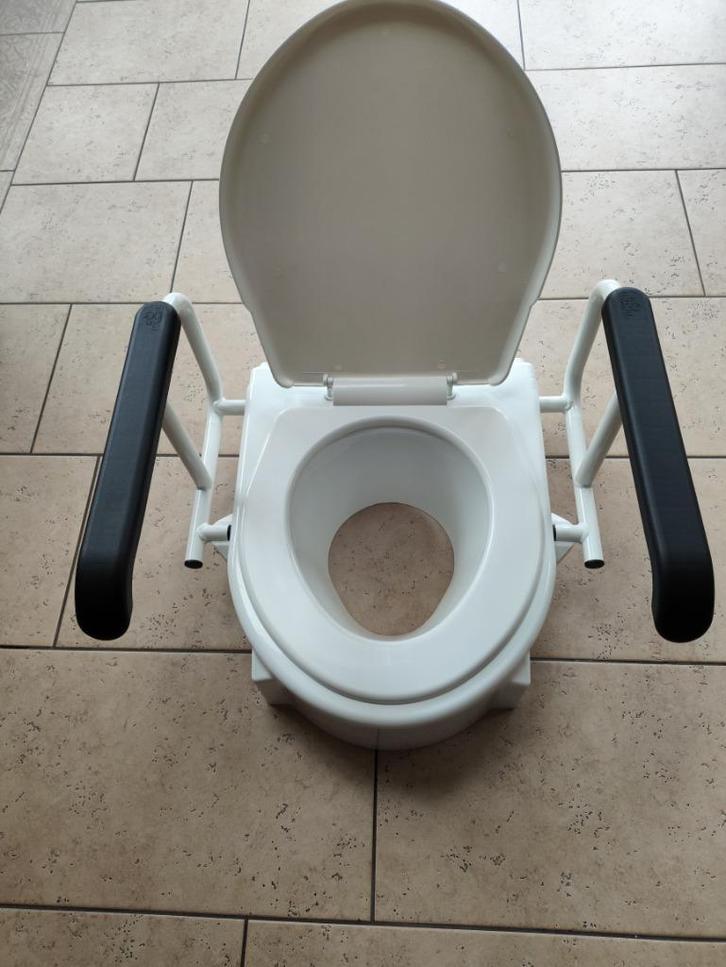 Toiletverhoger met armleuningen en instelbare zithoogte, Diversen, Verpleegmiddelen, Zo goed als nieuw, Ophalen