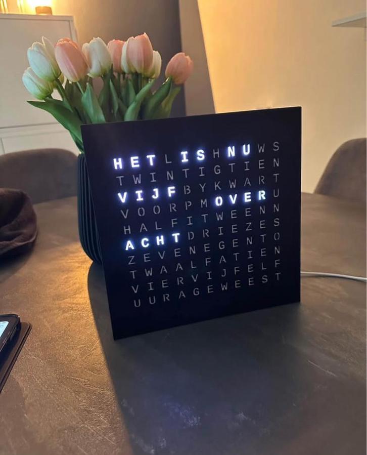 Woordklok / Letterklok, Huis en Inrichting, Woonaccessoires | Klokken, Nieuw, Wekker of Tafelklok, Digitaal, Ophalen of Verzenden