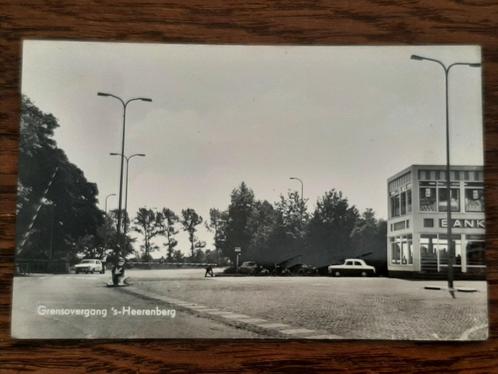 oude kaart s-Heerenberg grensovergang auto's Bankgebouw 1970, Verzamelen, Ansichtkaarten | Nederland, Gelopen, Gelderland, 1960 tot 1980