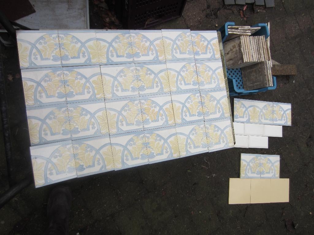 26 st antieke wandtegels in relief blauw/lichtgeel tubeline, Ophalen