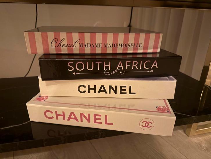 Set luxe Chanel decoratieboeken met opbergdoos – roze/zwart, Huis en Inrichting, Woonaccessoires | Overige, Zo goed als nieuw