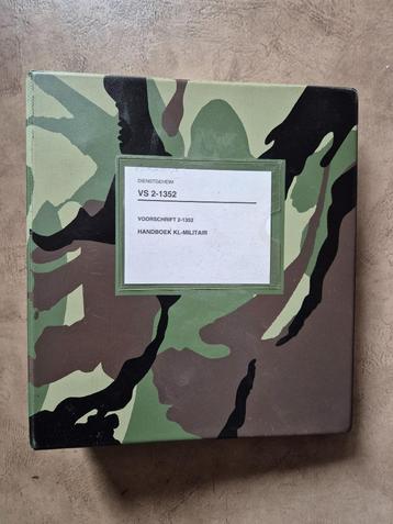 Handboek KL-Militair (Ordner) 1995 beschikbaar voor biedingen