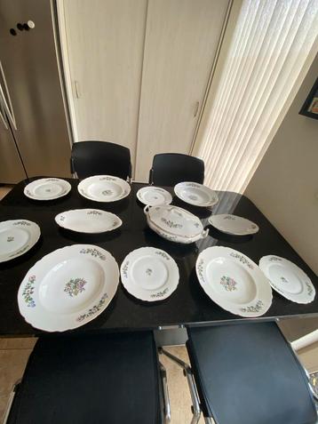 Vintage Servies met Bloemenmotief beschikbaar voor biedingen