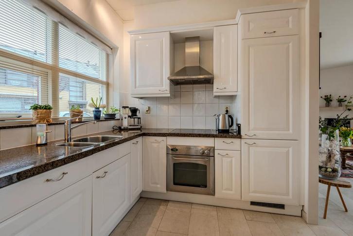 Witte keuken met apparatuur compsiet blad, Huis en Inrichting, Keuken | Complete keukens, Gebruikt, Hoekkeuken, Wit, Composiet