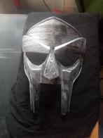 MF Doom masker, Ophalen