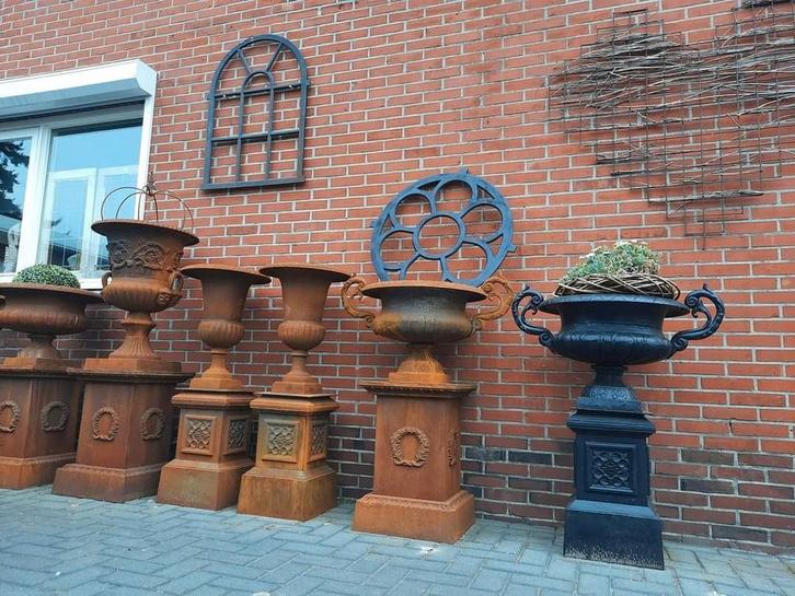 Gietijzeren tuinvazen tuinvaas bloempot bloembak op sokkel, Tuin en Terras, Tuinvazen, Nieuw, Ophalen